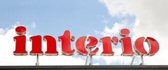 Logo d'Interio devant un ciel bleu Logo d'Interio devant un ciel bleu